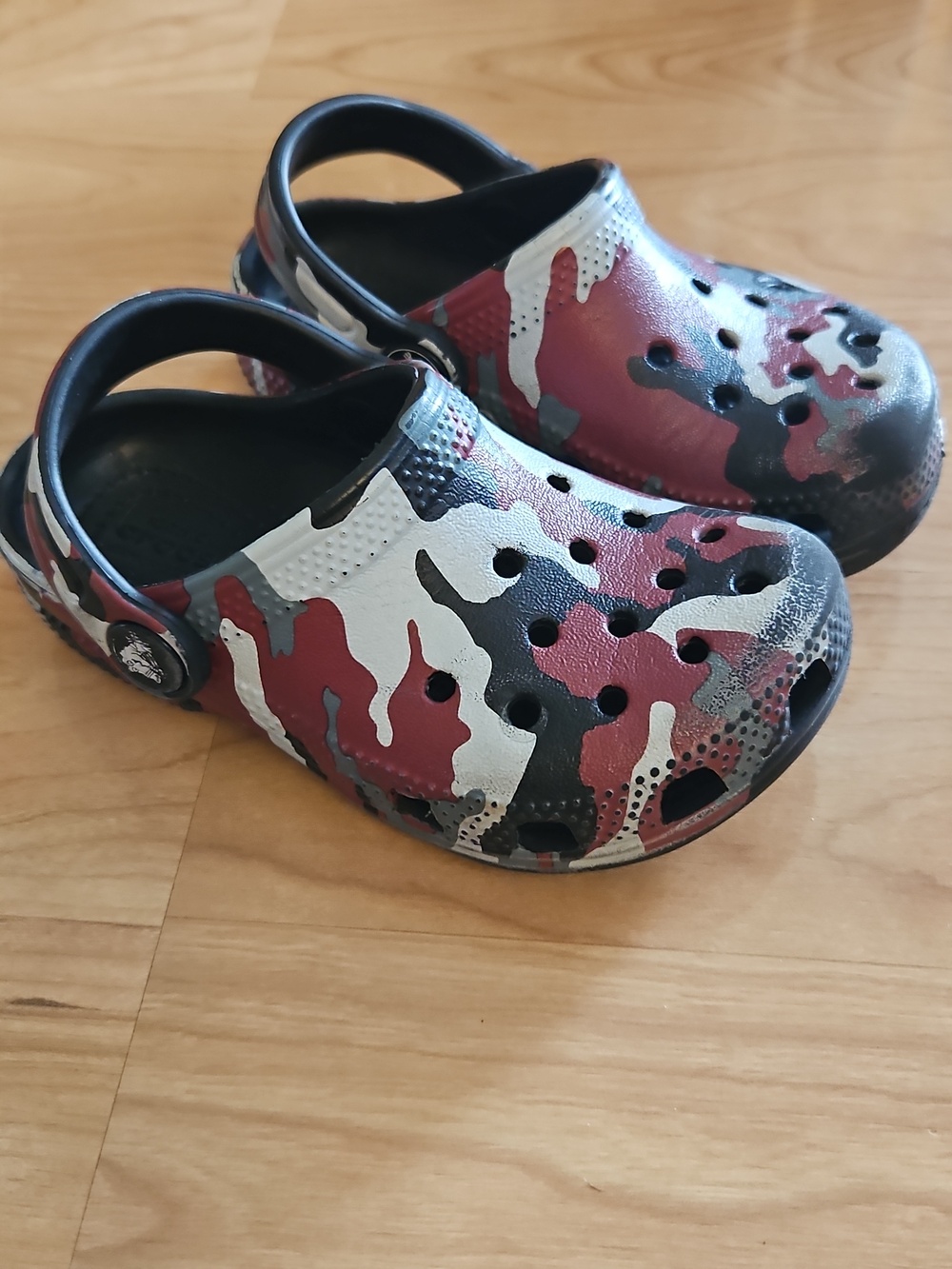 CROCS Kids Boys Toddler Red Gray Black CAMO Classic Clogs (8C)